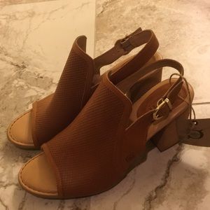 Born Carmel sandals NWT